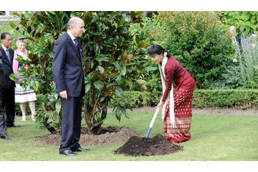 Symbole de la lutte pacifique contre l'oppression en Birmanie, Aung San Suu Kyi est à Paris afin de rencontrer les dirigeants d'un pays qui l'a toujours soutenu contre la junte au pouvoir. "La Dame de Rangoon", son surnom, avait rencontré le président de la République François Hollande mardi. Elle a poursuivi sa visite digne d'un chef d'Etat.  Mercredi soir, elle a planté un "arbre de la liberté", aux côtés de Laurent Fabius, dans les jardins du ministère des Affaire étrangère.