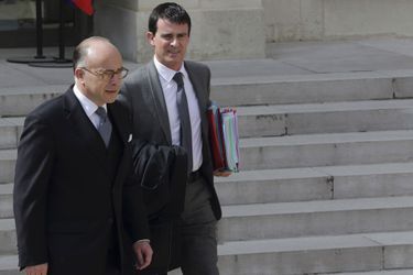 Bernard Cazeneuve et Manuel Valls mercredi à la sortie du conseil des ministres, à l&#039;Elysée.