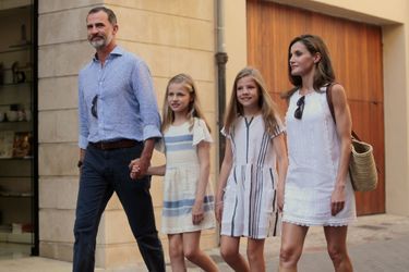 La reine Letizia et le roi Felipe VI d&#039;Espagne avec les princesses Leonor et Sofia à Sóller aux Baléares, le 6 août 2017
