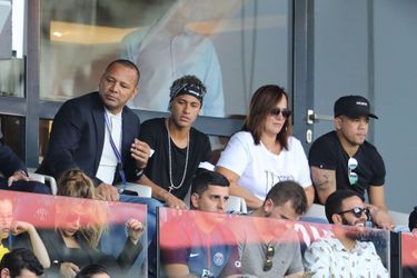 Neymar au Parc des Princes aux côtés de son père (à gauche) et sa mère (à droite)