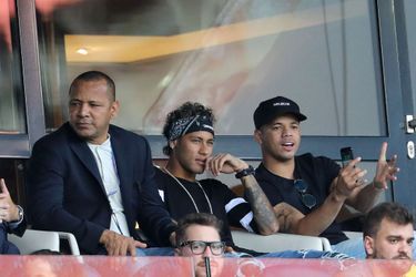 Neymar avec son père (à gauche) et son ami Jô Amancio 