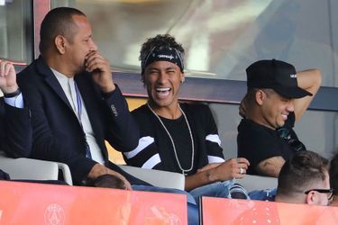 Neymar au Parc des Princes aux côtés de son père (à gauche) et de son ami Jô Amancio 