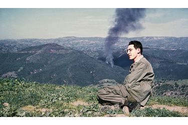 <br />
Le 5 juillet 1962 se sont achevés un rêve et un cauchemar. Souvenirs de pieds-noirs, d’Algériens. Nous avons retrouvé des photos prises par des appelés du contingent.<br />
Au loin, la fumée après un bombardement au napalm. Pendant les dix-huit mois qu’il passera en Algérie, Gérard Van Der Linden (au premier plan) ne cessera de prendre des photos. Des images que nous publions aujourd’hui.