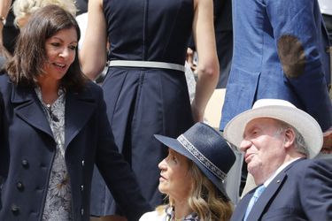 L'ex-roi Juan Carlos d'Espagne et sa fille aînée l'infante Elena avec Anne Hidalgo à la finale de Roland-Garros, le 9 juin 2019