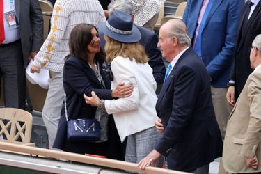 L'infante Elena et l'ex-roi Juan Carlos d'Espagne avec Anne Hidalgo à la finale de Roland-Garros à Paris, le 9 juin 2019
