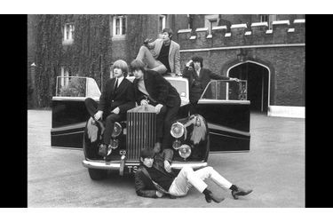 Les cinq Rolling Stones: à l&#039;arrière-plan, Charlie Watts et Bill Wyman; sur le capot de la Rolls, Brian Jones et Mick Jagger; devant l&#039;auto, Keith Richards.