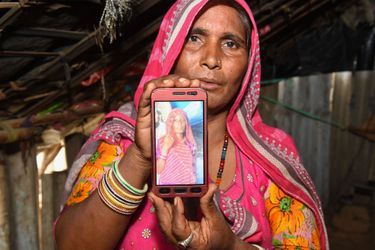 Mohinidevi Nath montre une photo de sa cousine qui est décédée après avoir été lynchée par la foule, en Inde. 