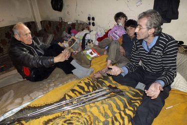 Le père Frans, à gauche, rend visite à une famille dans la ville assiégée de Homs, le 30 janvier dernier. Quelques jours auparavant, il avait publié un appel à l'aide sur YouTube, pour dénoncer les conditions de vie dans la ville martyre de la Syrie.