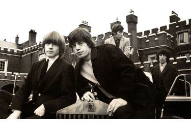 Il y a 50 ans, le 12 juillet 1962, les Rolling Stones faisaient leurs débuts sur scène au Marquee Club de Londres. Retour en images sur les premières années d&#039;un des plus grands groupes de rock du monde. Sur cette image de 1969, les Stones se vautrent sur une Rolls Royce. «(I can&#039;t get no) Satisfaction», «Get Off My Cloud» et «Paint It, Black» ont fait leur effet et les cinq garçons sont déjà des stars. Au mois de juillet de cette année-là, Brian Jones (à gauche, aux côtés de Mick Jagger) sera retrouvé mort dans sa piscine.