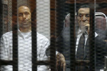 Hosni Moubarak, à côté de son fils Gamal