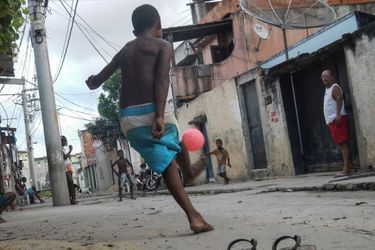 23 février 2014, Barra da Tijuca, dans le quartier où a été tourné le film « La Cité de Dieu ». Carlito, 9 ans, réalise un parfait plat du pied droit. Il économise ses claquettes. La photographe n’a que 13 ans.