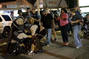 Ferguson s’embrase à nouveau  - L’état d’urgence décrété