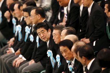 Au centre, le Premier ministre du Japon Shinzo Abe à Tokyo, le 15 août 2015