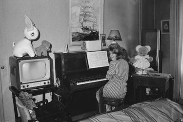 Au piano, dans le salon de son appartement situé à la Porte d&#039;Italie, où elle habitait avec ses parents. Elle était âgé d&#039;à peine 18 ans
