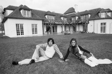 Avec Ringo en septembre 1973. Le couple pose devant sa maison, à Feucherolles
