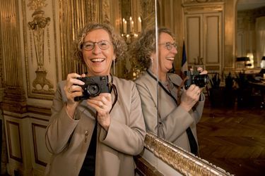 Muriel Pénicaud dans son bureau. Habituée à photographier des volatiles, la ministre s’amuse à immortaliser les photographes, ces drôles d’oiseaux.