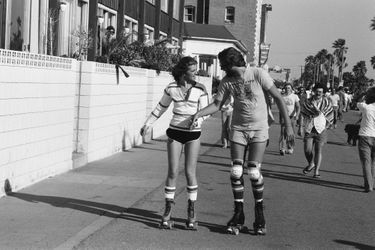 Dans les rues de Los Angeles, la chanteuse s&#039;adonne au patin à roulettes, l&#039;une de ses activités fétiches. Ici en 1978