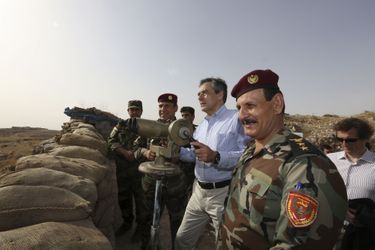 François Fillon avec des peshmergas sur la ligne de front au niveau du mont Zertik, à 20 km de Mossoul, &quot;capitale&quot; de Daech en Irak, samedi 4 juin.