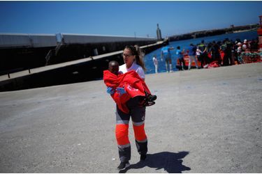 A Tarifa, dans le sud de l'Espagne, une secouriste de la Croix Rouge prend en charge un jeune migrant.