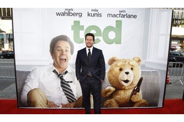 Hier soir avait lieu à Los Angeles la grande première du film &quot;Ted&quot;, réalisé par Seth MacFarlane. Cette comédie américaine est le récit d&#039;une idylle entre deux personnages, John et Lori, qui va être mise à rude épreuve par un événement inattendu. L&#039;ours en peluche de l&#039;enfance de John, interprété par Mark Wahlberg (photo), va se mettre à vivre comme par magie. La sortie en France est prévu pour octobre 2012, mais en attendant, tout le casting, accompagné de son réalisateur Seth MacFarlane -qui fait aussi la voix de Ted dans le film-, a posé devant les objectifs à l&#039;avant-première américaine devant le Grauman&#039;s Chinese théâtre d&#039;Hollywood.