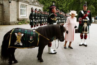 La reine Elizabeth II avec le poney Cruachan IV, mascotte du Royal Regiment of Scotland, à Balmoral, le 10 août 2015