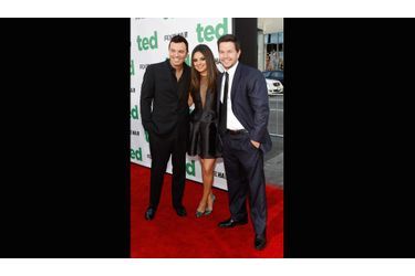 Seth MacFarlane pose avec ses acteurs : Mila Kunis et Mark Wahlberg, Lori et John dans le film