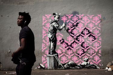 Une oeuvre près de l’ancien &quot;centre de premier accueil&quot; des réfugiés Porte de la Chapelle à Paris, attribuée à Banksy. 
