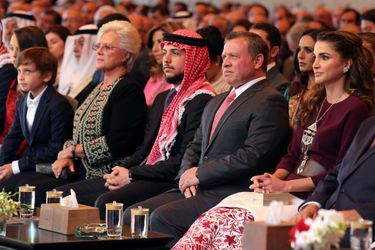 La reine Rania et le roi Abdallah II de Jordanie avec leurs enfants Hussein, Hashem et Iman et la princesse Muna lors du 70e anniversaire de la Jordanie à Amman, le 25 mai 2016