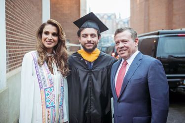 La reine Rania et le roi Abdallah II de Jordanie avec leur fils le prince Hussein à l'université de Georgetown à Washington, le 21 mai 2016