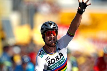 Le Slovaque Peter Sagan a terminé premier de la deuxième étape du Tour de France dimanche. 