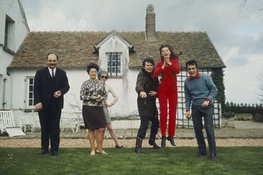 Vêtue de rouge, Sheila joue à la pétanque dans le jardin de la maison de Claude Carrère, entourée des siens. Ici en 1967