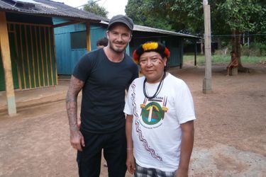 Lors de son voyage au Brésil, David Beckham a pu rencontrer Davi Kopenawa, porte-parole des Indiens yanomami.