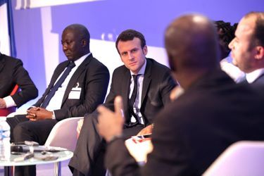 Le 3 juin 2016, Emmanuel Macron en pleine discussion avec Tony Smith, le &quot;Steve Jobs africain&quot; lors d&#039;une rencontre avec les lauréats du &quot;Choiseul 100 Africa&quot; au siège de Business France à Paris. 