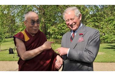 Accueillant le Dalaï-lama, puis Aung San Suu Kyi, Charles a une fois de plus montrait qu'il était un hôte plein d'humour...