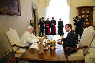 Le président respecte la tradition des visites privées au Vatican. Le 26 juin, il rencontre pour la première fois le pape François.