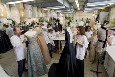 L’atelier haute couture en pleine effervescence à deux semaines du défilé parisien. Suspendus, les bustes aux mensurations des clientes.