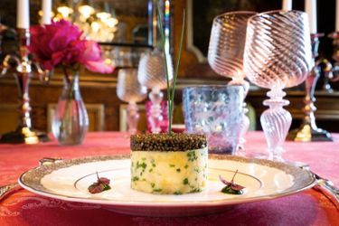 Au menu : charlotte de pommes de terre de Noirmoutier, caviar Lapérouse gros grains et sa crème aigrelette de citron.