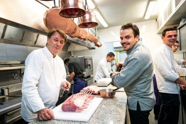 Jean-Pierre Vigato et son chef de cuisine, Maxime Le Meur, préparent un carré d’agneau « Lapérouse ».