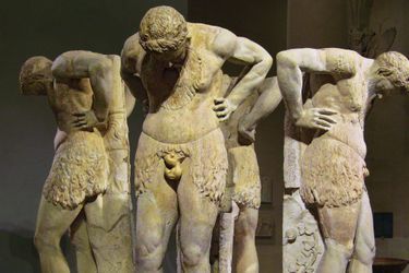 « Satyres en Atlante », IIe siècle, salle du Manège, au Louvre.