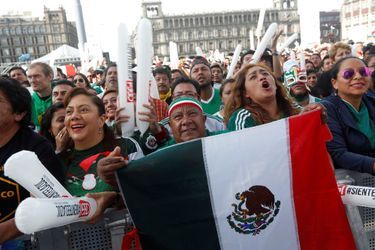Des supporters installés à Zocalo, la place centrale de Mexico pour suivre le match sur un écran géant.