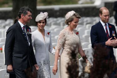 La Duchesse de Cambridge Kate, la reine Mathilde et le prince William lors de la visite du Bedford House Cemetary en Belgique.