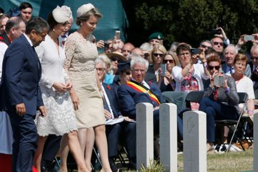 La Duchesse de Cambridge Kate et la reine Mathilde lors de la visite du Bedford House Cemetary en Belgique.