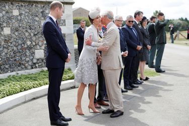 La Duchesse de Cambridge Kate, le prince William et le prince Charles lors de la visite du cimetière dit de Tyne Cot, en Belgique.