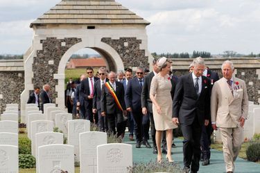 Le prince Charles et le roi Philippe de Belgique lors de la visite du cimetière dit de Tyne Cot, en Belgique.