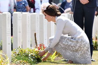 La Duchesse de Cambridge Kate et le prince William lors de la visite du cimetière dit de Tyne Cot, en Belgique.