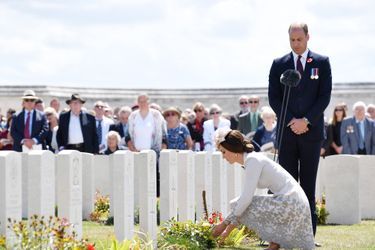 La Duchesse de Cambridge Kate et le prince William lors de la visite du cimetière dit de Tyne Cot, en Belgique.