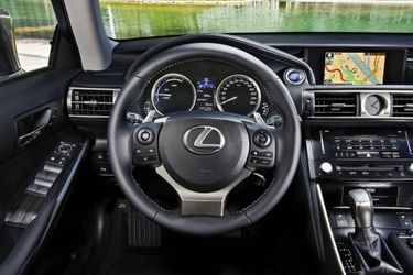 A bord de l&#039;hybride essence Lexus IS300h. En mode Eco, le compte-tours est remplacé par un indicateur de charge.