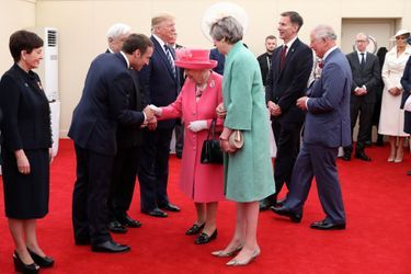Emmanuel Macron salue Elizabeth II et Theresa May. 
