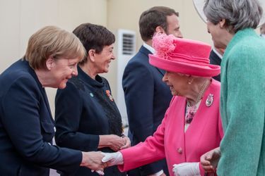 Angela Merkel salue la reine Elizabeth II, au côté de Theresa May.