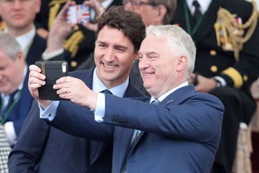 Justin Trudeau prend la pose pour un «selfie».
